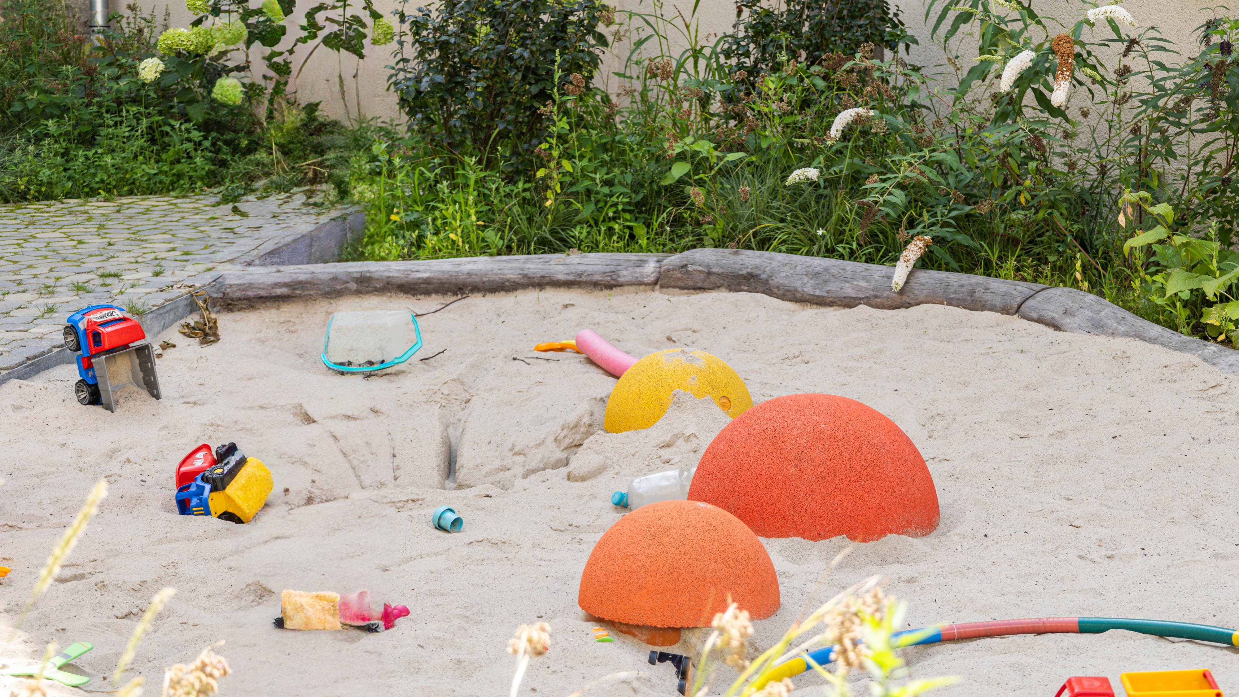 Der Sandbereich im geschützten Innenhof wird viel und gern von den Kindern angenommen.